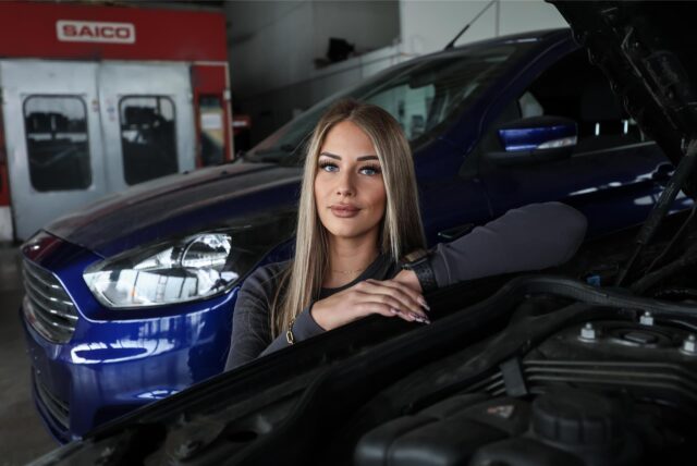 Bei „Temptation Island“ 2025 dabei: Romina am Auto in einer Dorstfelder Werkstatt.