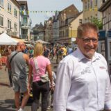 Stephan Bröcker, Vorsitzender der Werbegemeinschaft Datteln, steht in der Fußgängerzone.
