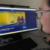 Redakteurin Natascha Jaschinski schaut sich in der ARD-Mediathek die „Tagesschau“ vom 16. März an. Ein Thema war die marode Dortmunder Gilden-Europaschule.