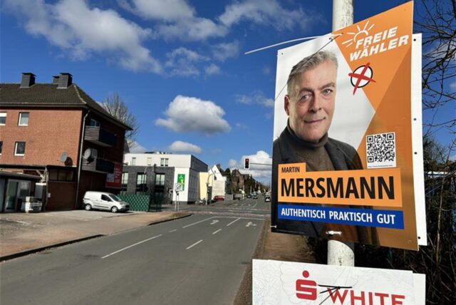 Wahlplakat der Freien Wähler an einem Laternenmast in Haltern
