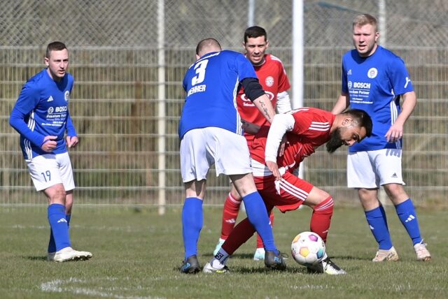 Michael Dekker (l.) von der SG Horneburg II versucht hier, Veysel Abaci (Kültürspor Datteln II) den Ball abzuknöpfen.