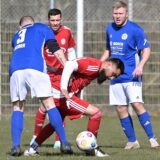 Michael Dekker (l.) von der SG Horneburg II versucht hier, Veysel Abaci (Kültürspor Datteln II) den Ball abzuknöpfen.