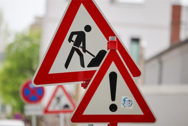 Schilder warnen vor einer Baustelle