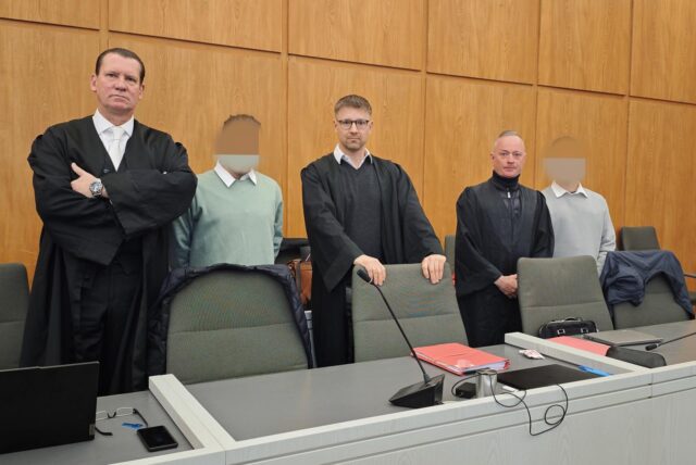 Die angeklagten Brüder neben ihren Verteidigern Stephan Kreuels, Nikolai Odebralski und André Wallmüller (v.l.) kurz vor Prozessbeginn im Essener Landgericht.