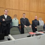 Die angeklagten Brüder neben ihren Verteidigern Stephan Kreuels, Nikolai Odebralski und André Wallmüller (v.l.) kurz vor Prozessbeginn im Essener Landgericht.
