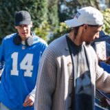 Jamal Musiala trägt Kopfhörer und Leroy Sane gibt Autogramme.