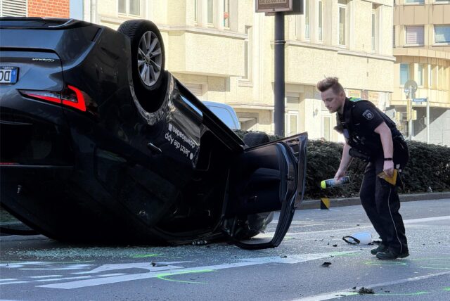 Ein Auto ist auf der Mallinckrodtstraße in Dortmund auf dem Dach gelandet.