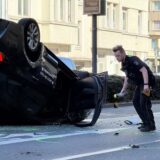 Ein Auto ist auf der Mallinckrodtstraße in Dortmund auf dem Dach gelandet.