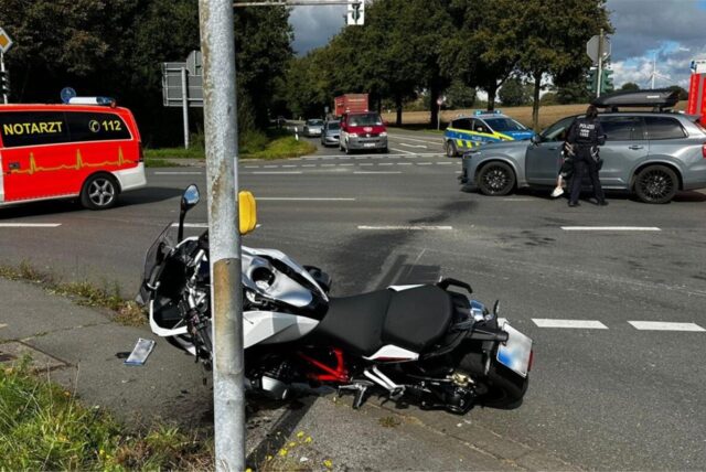 Ein Motorrad und ein Auto sind auf der Dorstener Straße liegen geblieben. Die Polizei sperrt die Kreuzung nach dem Unfall ab.