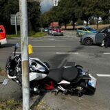 Ein Motorrad und ein Auto sind auf der Dorstener Straße liegen geblieben. Die Polizei sperrt die Kreuzung nach dem Unfall ab.