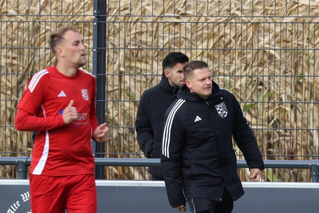 Trainer Steven Gbur (r.) startet mit dem SV Westerholt als erstes Hertener Team in die Testspielphase der Vorbereitung.