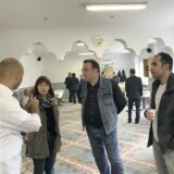 Drei Interessierte lassen sich von einem Gemeindemitglied der Al-Rahma Moschee etwas erklären.