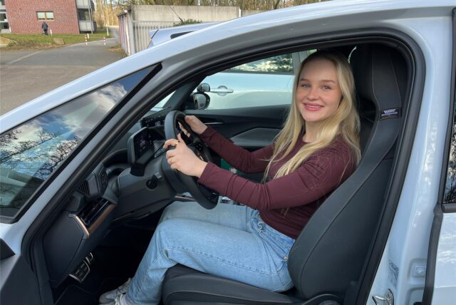 Lilith Faust sitzt in einem Fahrschulwagen von Volker’s Fahrschule.