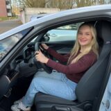 Lilith Faust sitzt in einem Fahrschulwagen von Volker’s Fahrschule.