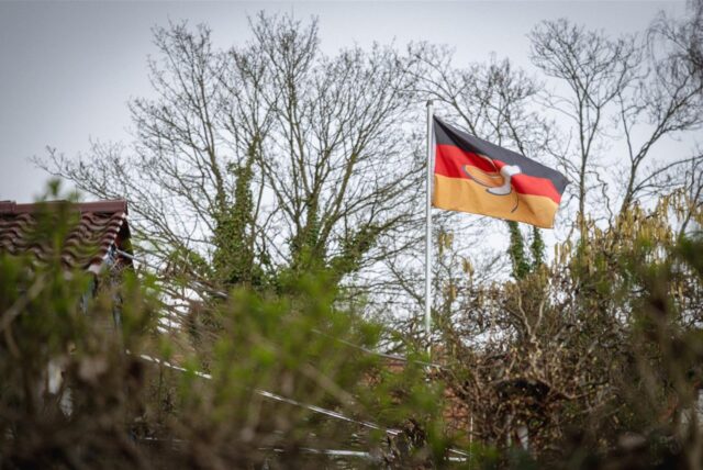 Deutschland-Flagge mit Bananenmotiv über Kleingarten in Westrich.