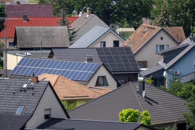 Solaranlagen sind auf den Dächern von Einfamilienhäusern montiert.