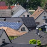 Solaranlagen sind auf den Dächern von Einfamilienhäusern montiert.