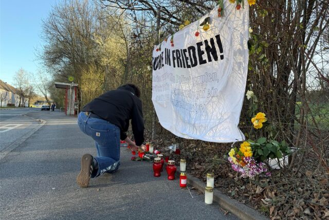 „Ruhe in Frieden“ steht auf einem Plakat unweit des Ortes, wo vergangenen Freitag ein 70-Jähriger nach Schüssen aus einer Polizeipistole verstarb.