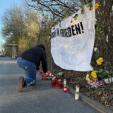 „Ruhe in Frieden“ steht auf einem Plakat unweit des Ortes, wo vergangenen Freitag ein 70-Jähriger nach Schüssen aus einer Polizeipistole verstarb.