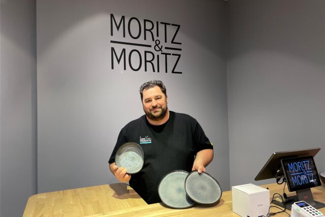 Moritz & Moritz verkauft unteranderem Pfannen, Teller und Schneidebretter.