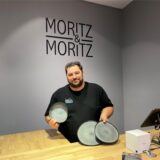 Moritz & Moritz verkauft unteranderem Pfannen, Teller und Schneidebretter.
