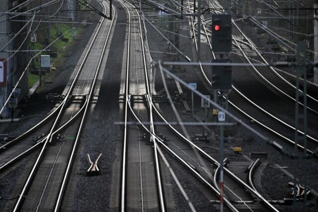 Ein Signal steht auf dem Flughafenbahnhof auf Rot. Eine Kuh auf dem Gleis sorgt für massive Behinderungen im Bahnverkehr zwischen Ruhrgebiet und Rheinland. Ein Lokführer habe das Tier am Morgen in Duisburg direkt am Gleis gesehen und Alarm geschlagen, sagte ein Bahnsprecher.