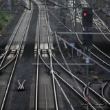 Ein Signal steht auf dem Flughafenbahnhof auf Rot. Eine Kuh auf dem Gleis sorgt für massive Behinderungen im Bahnverkehr zwischen Ruhrgebiet und Rheinland. Ein Lokführer habe das Tier am Morgen in Duisburg direkt am Gleis gesehen und Alarm geschlagen, sagte ein Bahnsprecher.