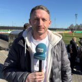 Der Bus der Nationalmannschaft steht.