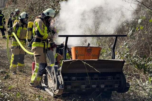 Eine Mähmaschine ist in Dorsten in Brand geraten.