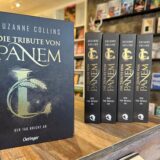 Der neue Roman „Die Tribute von Panem L – Der Tag bricht an“ von Suzanne Collins steht in der Buchhandlung Seevetal.