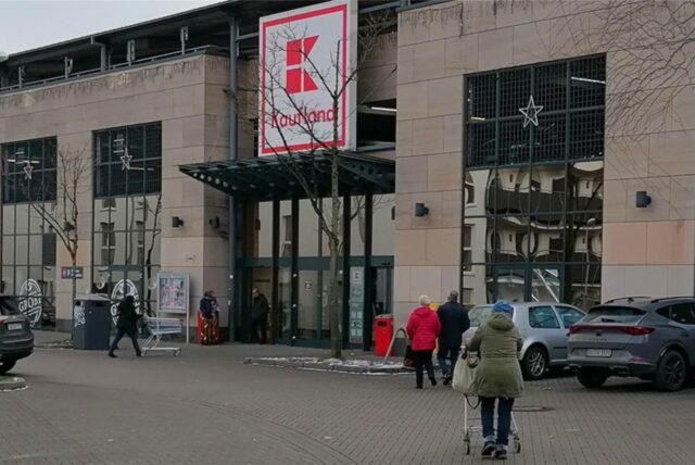 Kunden und Autos auf dem Parkplatz vor der Kaufland-Filiale in Dortmund-Mengede.