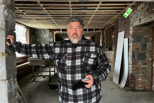 Akin Ayhan steht auf der Baustelle in einer Marler Gaststätte.