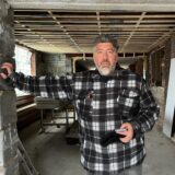 Akin Ayhan steht auf der Baustelle in einer Marler Gaststätte.