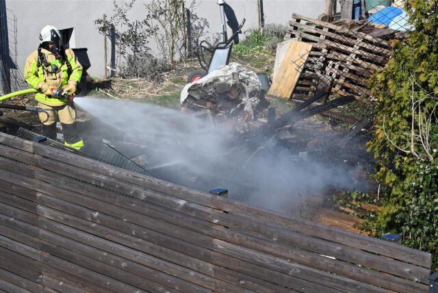 Durch einen Grill wurde eine Hecke und Baumaterial in Dorsten in Brand gesetzt.