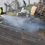Durch einen Grill wurde eine Hecke und Baumaterial in Dorsten in Brand gesetzt.