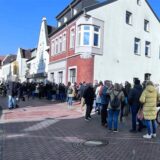 Menschen stehen in der Halterner Innenstadt in einer langen Schlange