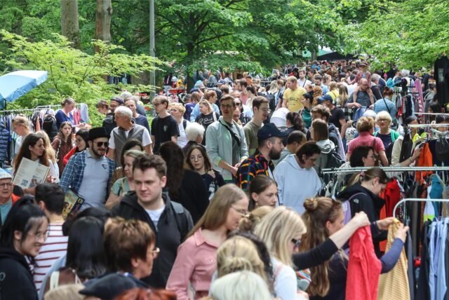 Viele Menschen beim Besuch des Trödelmarkts im Westpark in Dortmund
