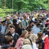 Viele Menschen beim Besuch des Trödelmarkts im Westpark in Dortmund