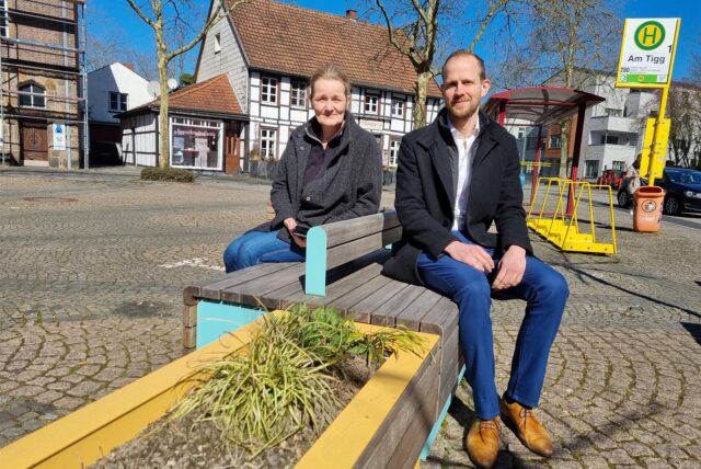 Ulrike Köster und Johannes Thorbrügge sitzen auf den Stadtmöbeln am Tigg in Datteln.