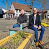 Ulrike Köster und Johannes Thorbrügge sitzen auf den Stadtmöbeln am Tigg in Datteln.
