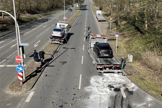 Zwei Pkw werden nach einem Unfall abgeschleppt.