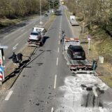 Zwei Pkw werden nach einem Unfall abgeschleppt.