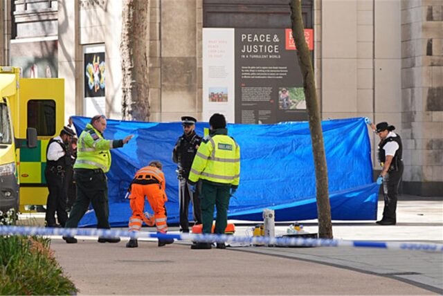 Rettungskräfte und Polizisten sind nach einem Vorfall mit einem Lieferwagen im Zentrum der britischen Hauptstadt im Einsatz.