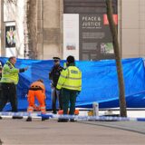 Rettungskräfte und Polizisten sind nach einem Vorfall mit einem Lieferwagen im Zentrum der britischen Hauptstadt im Einsatz.