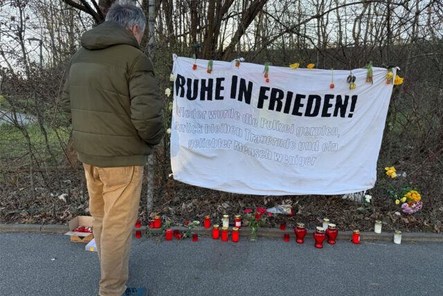 Ein enger Freund von Nejib B. steht vor einem Banner in Dortmund-Scharnhorst.