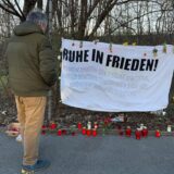Ein enger Freund von Nejib B. steht vor einem Banner in Dortmund-Scharnhorst.