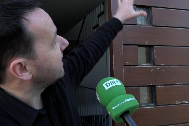 Leiter der Familienbildungsstätte Datteln zeigt ein Problem der alten Immobilie, die Fenster.