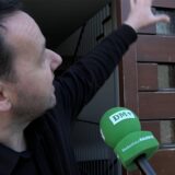 Leiter der Familienbildungsstätte Datteln zeigt ein Problem der alten Immobilie, die Fenster.
