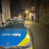 Ein Polizeiwagen steht am Abend des 21. Januar 2024 in Dortmund-Dorstfeld. Die Beamten waren wegen eines Raubes in die Thusneldastraße gerufen worden.