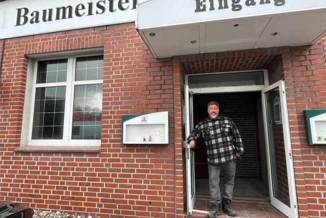 Akin Ayhan im Eingangsbereich der Gaststätte Baumeister.
